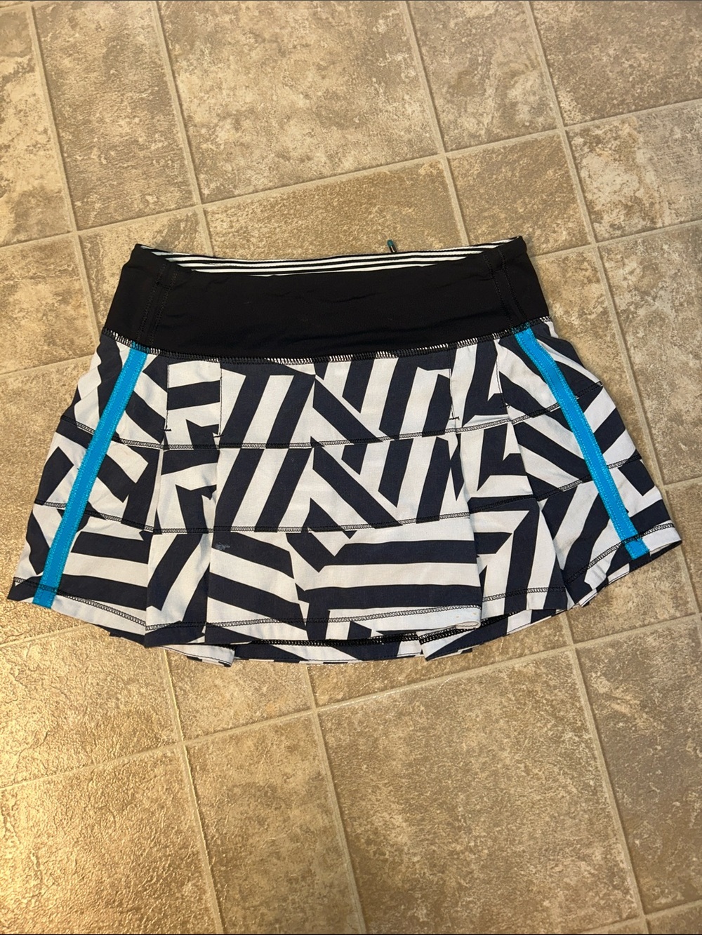 Lululemon Active Pleated Tennis Skort in Black & White with Turquoise Trim